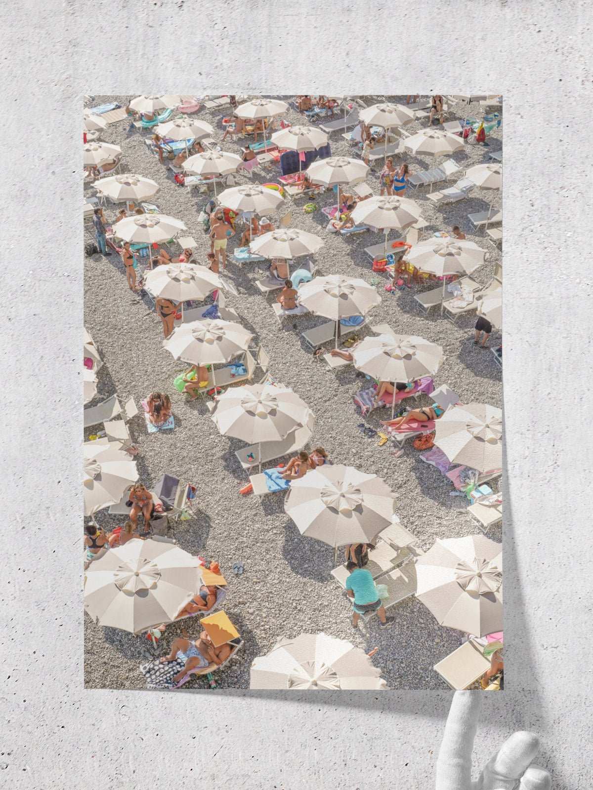 Amalfi Beach Umbrellas - Lámina de Henrike Schenk - Decora tu casa en Nomadart