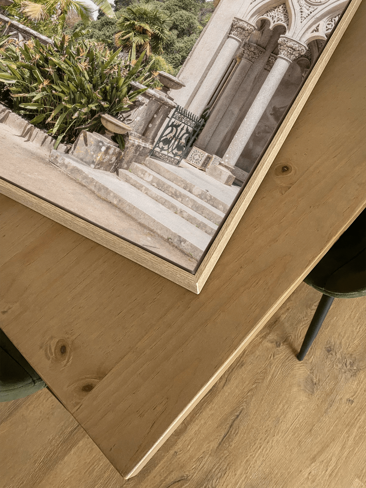 Monseratte Garden - Lámina de Henrike Schenk - Decora tu casa en Nomadart