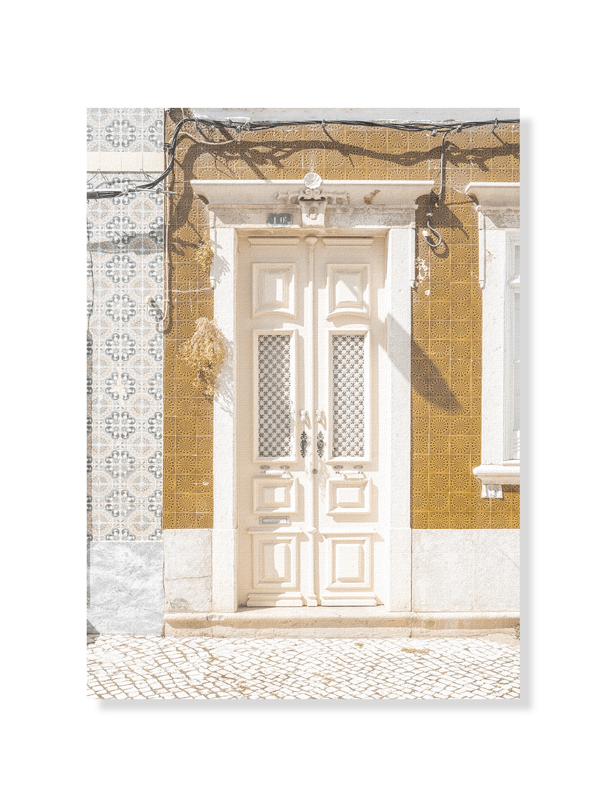 The White Entry - Lámina de Henrike Schenk - Decora tu casa en Nomadart