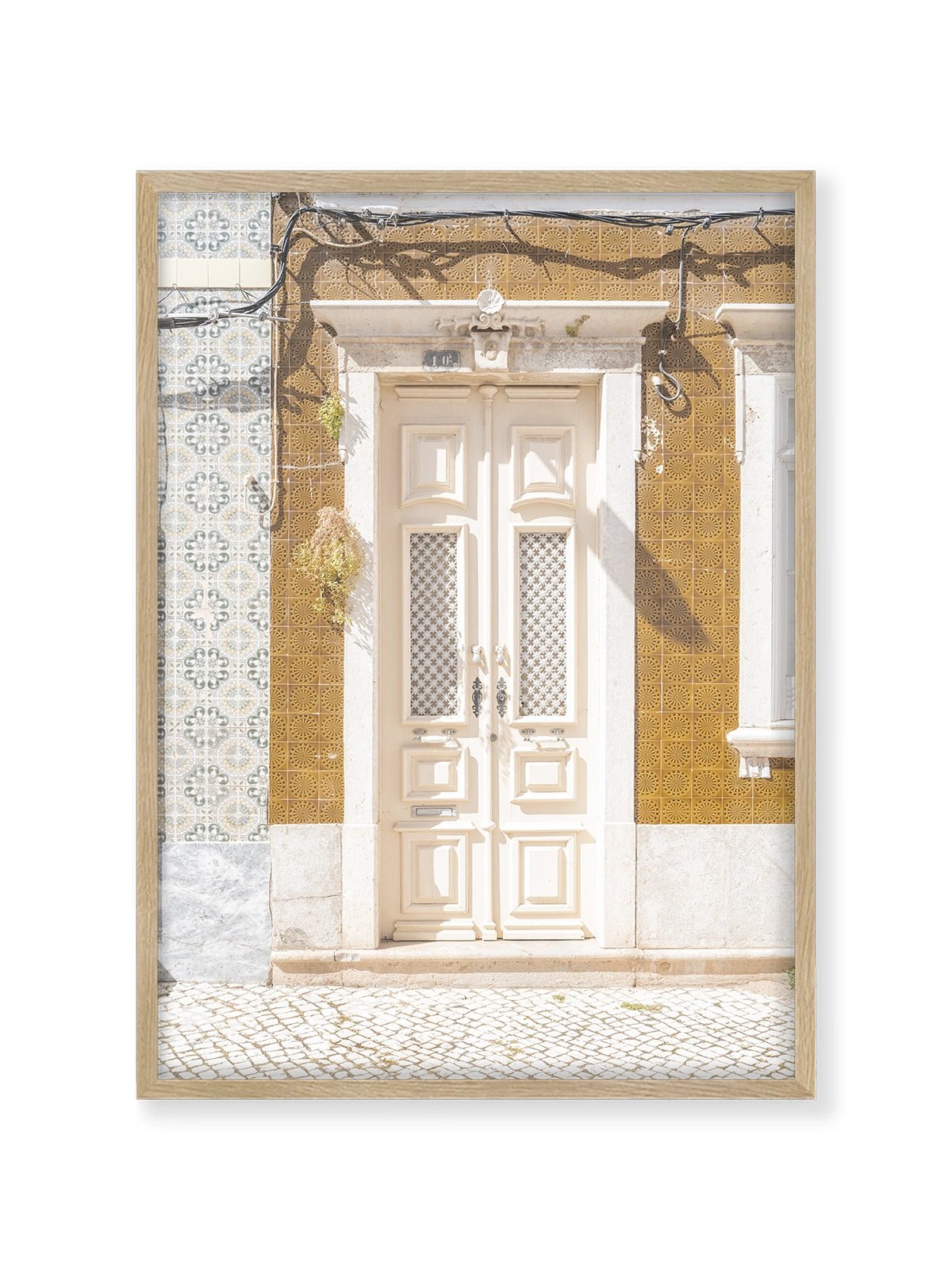 The White Entry - Lámina de Henrike Schenk - Decora tu casa en Nomadart