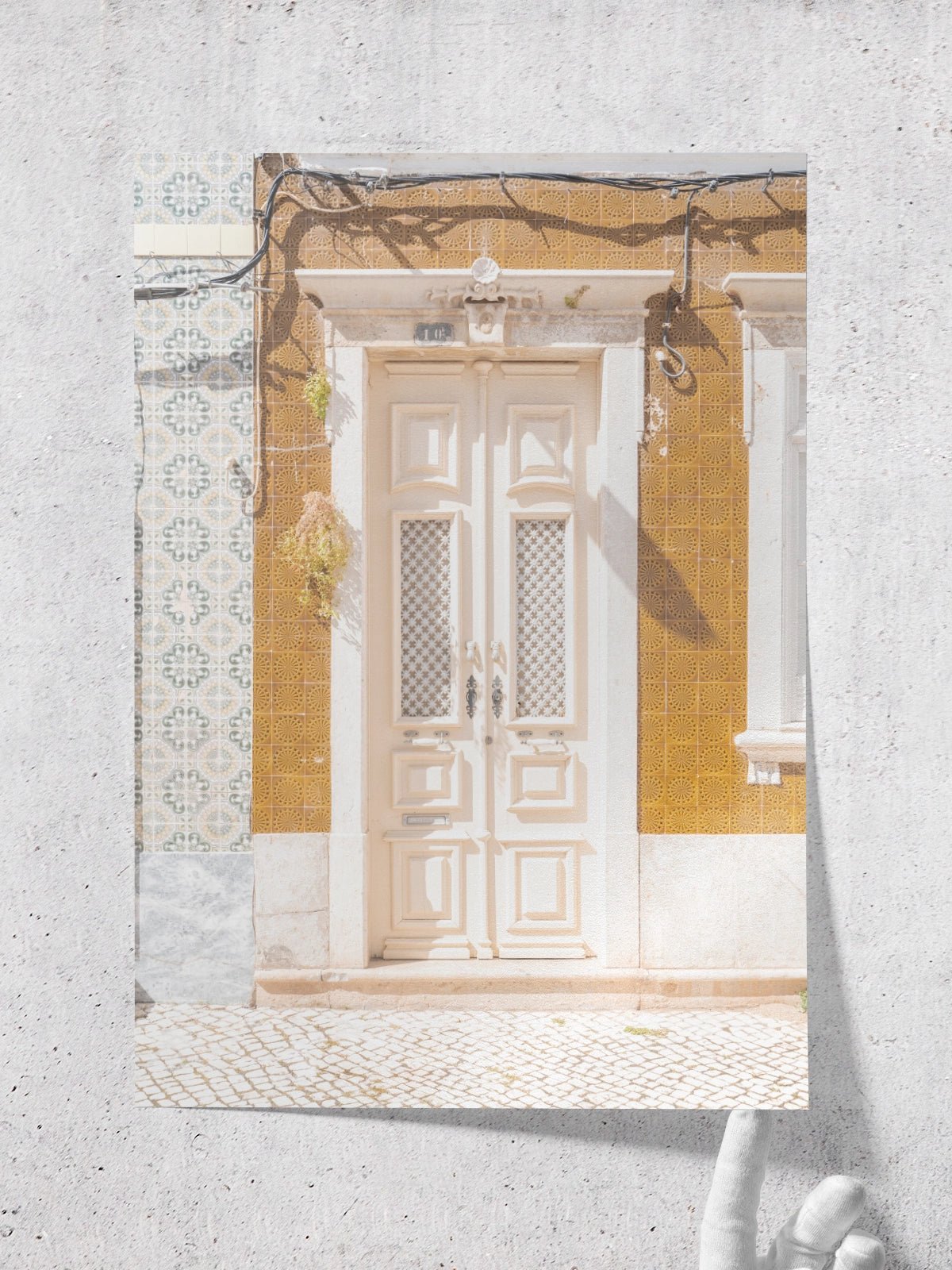 The White Entry - Lámina de Henrike Schenk - Decora tu casa en Nomadart