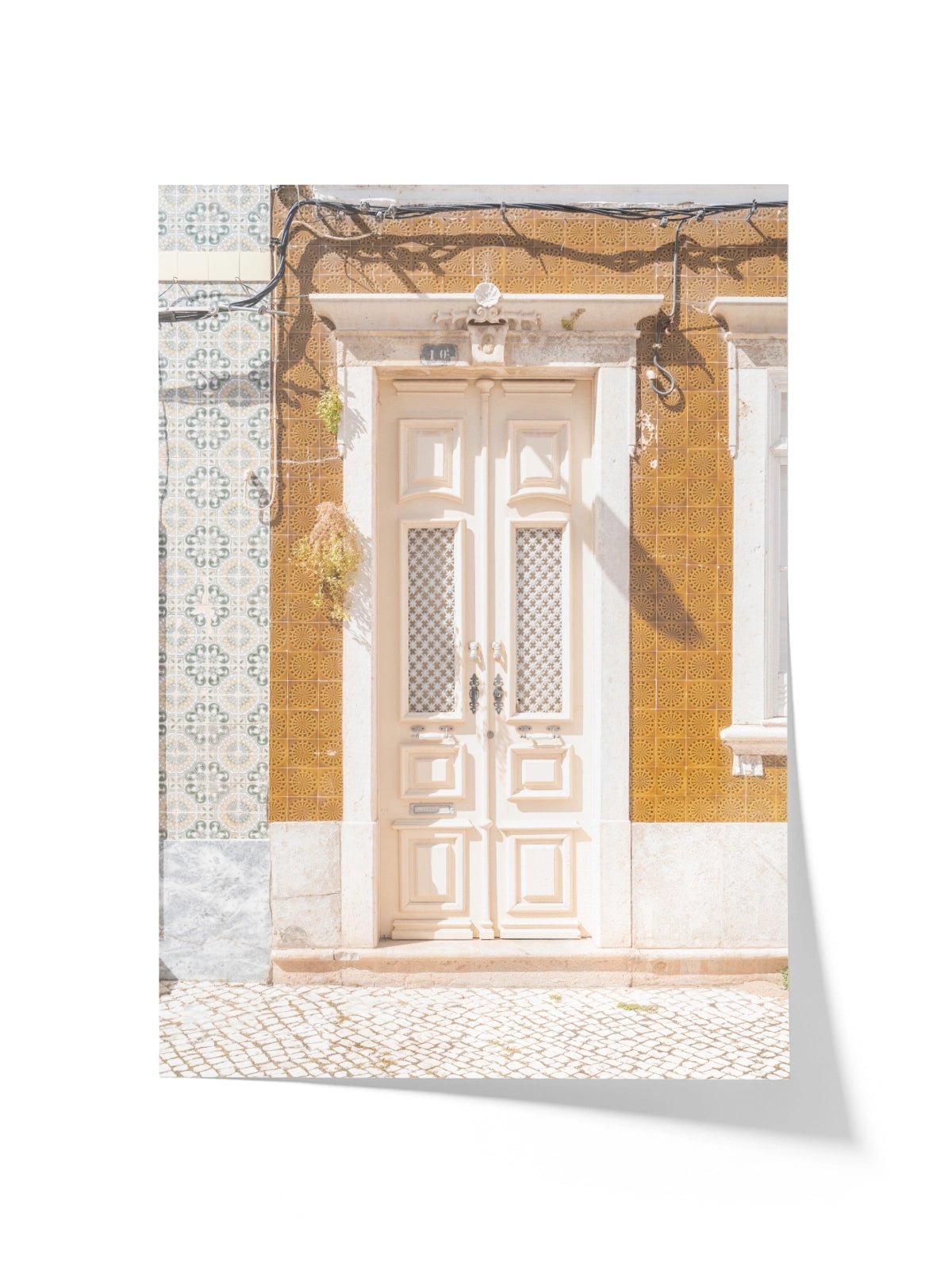 The White Entry - Lámina de Henrike Schenk - Decora tu casa en Nomadart