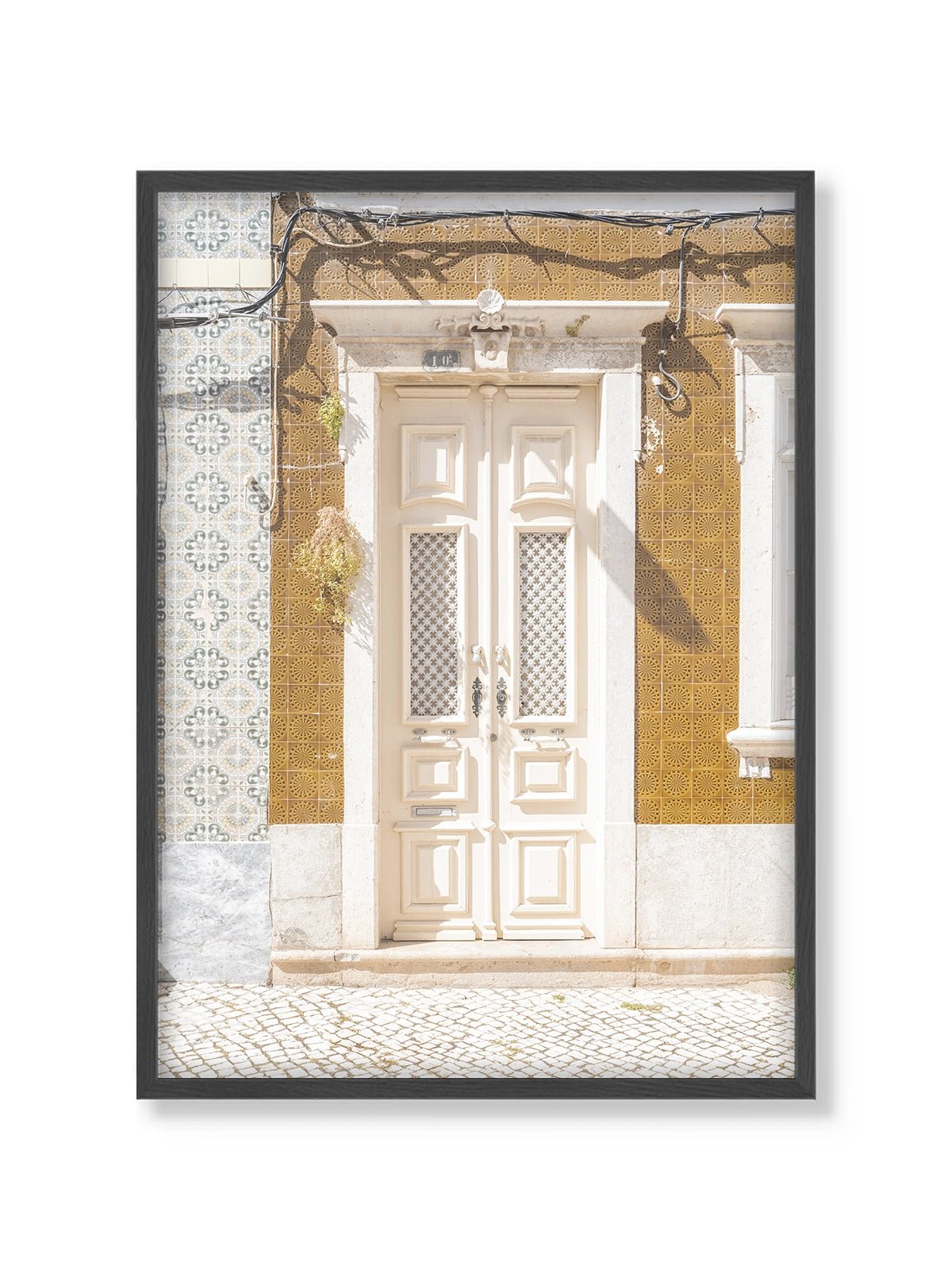 The White Entry - Lámina de Henrike Schenk - Decora tu casa en Nomadart
