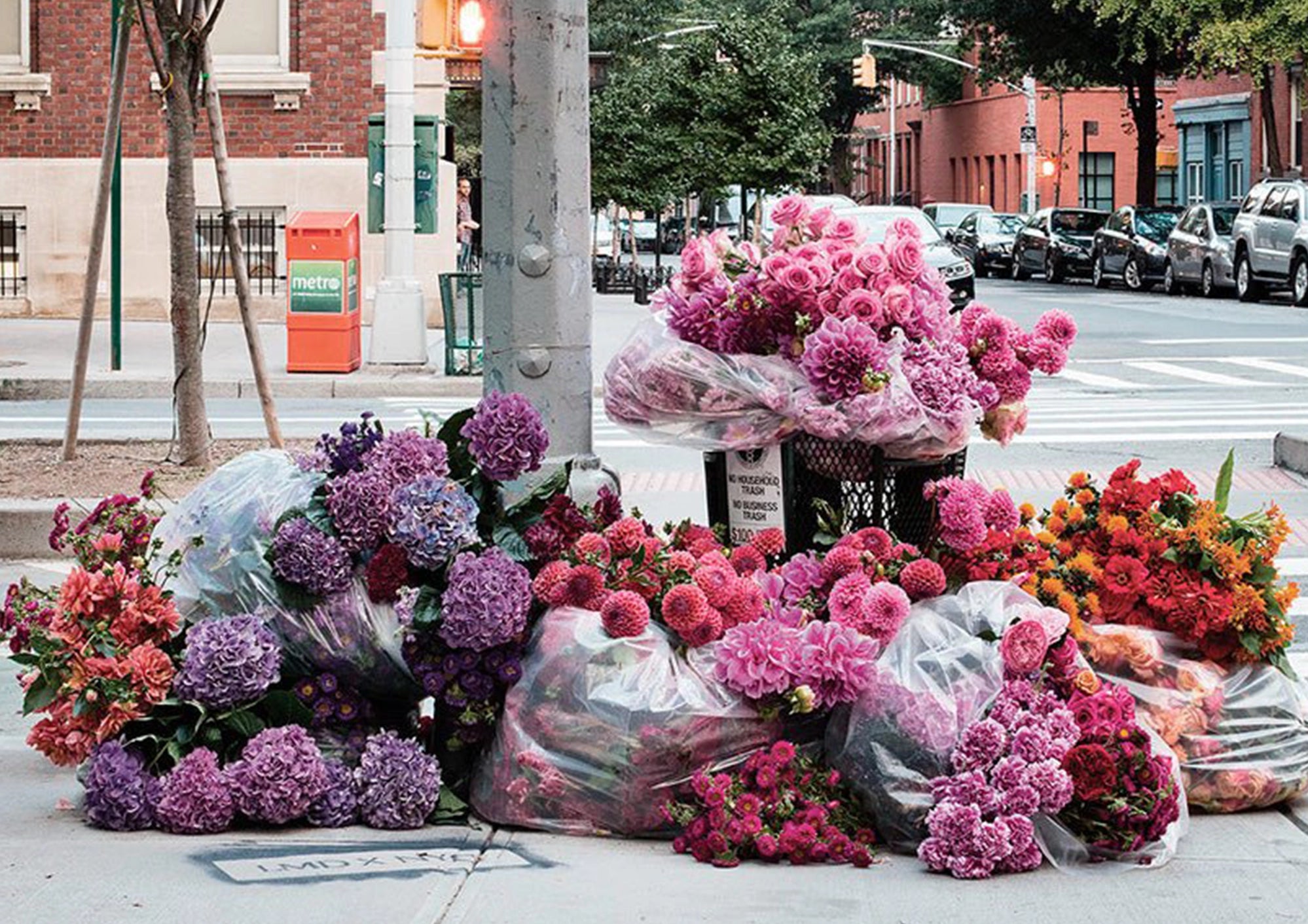 El gamberrismo floral de Lewis Miller por las calles de New York - Nomadart