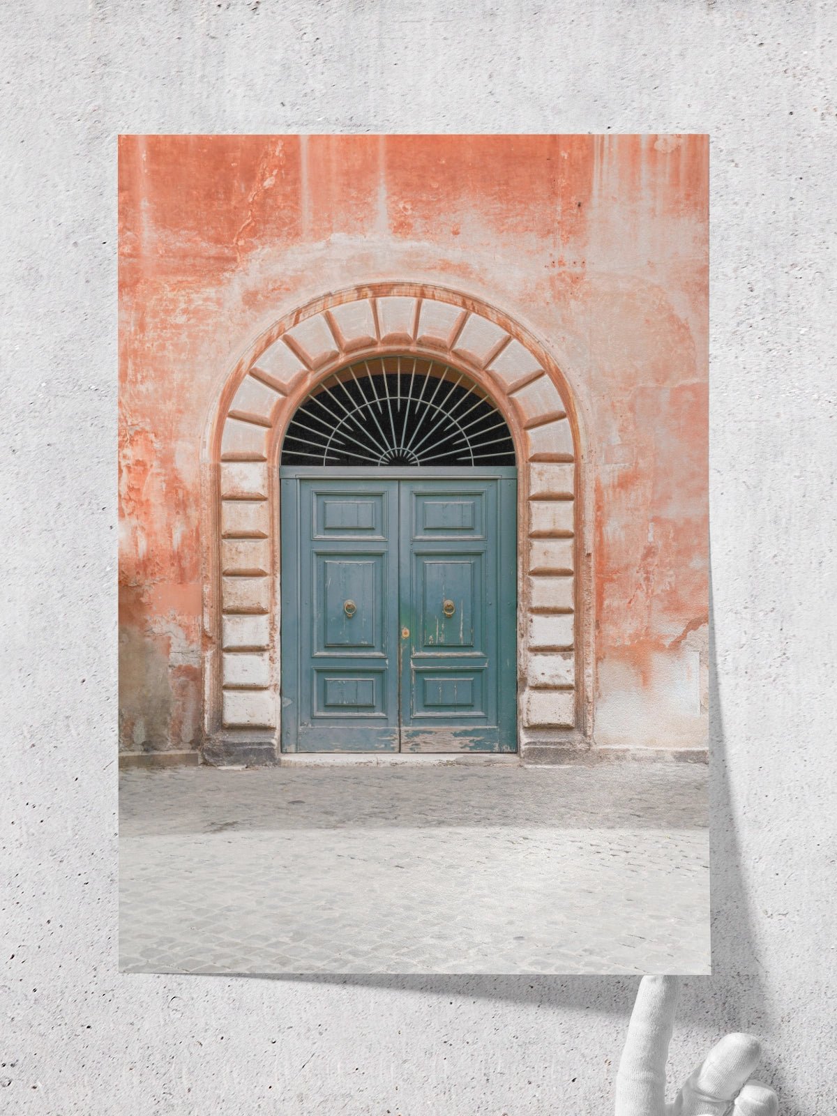 Blue Door in Rome - Lámina de Henrike Schenk - Decora tu casa en Nomadart