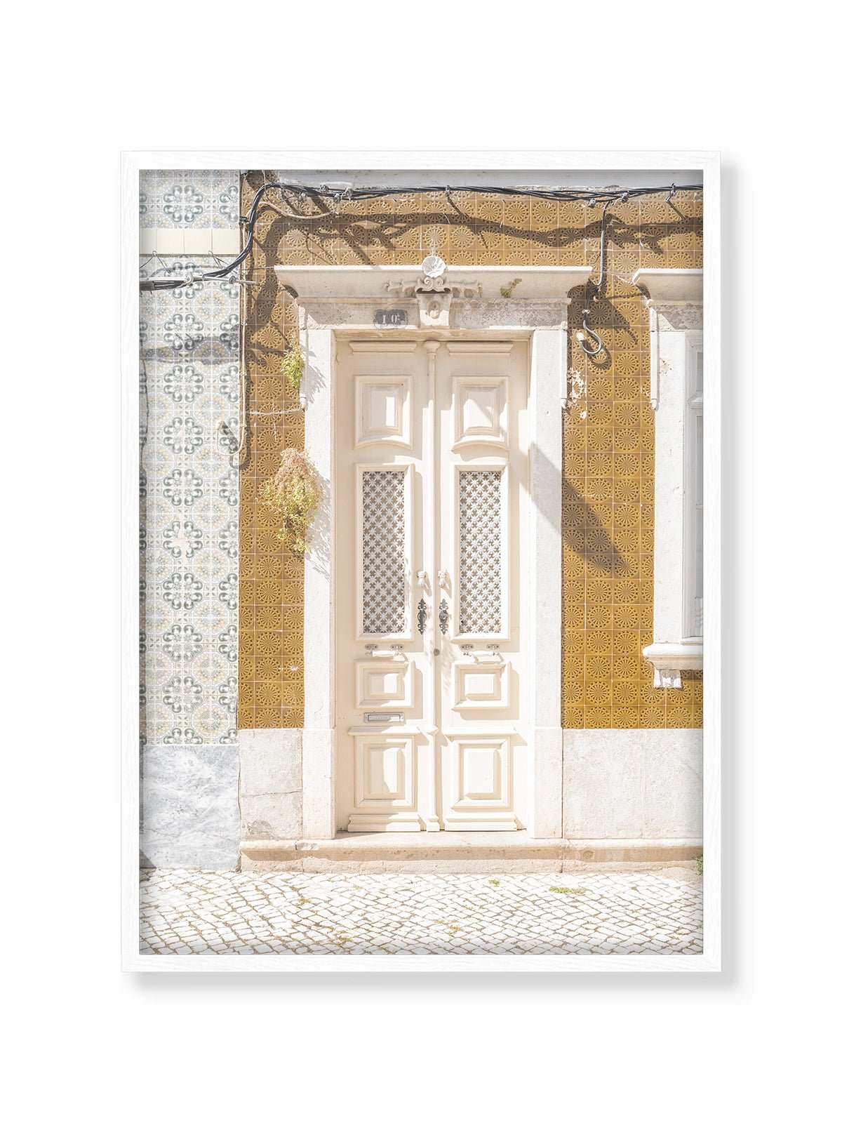 The White Entry - Lámina de Henrike Schenk - Decora tu casa en Nomadart